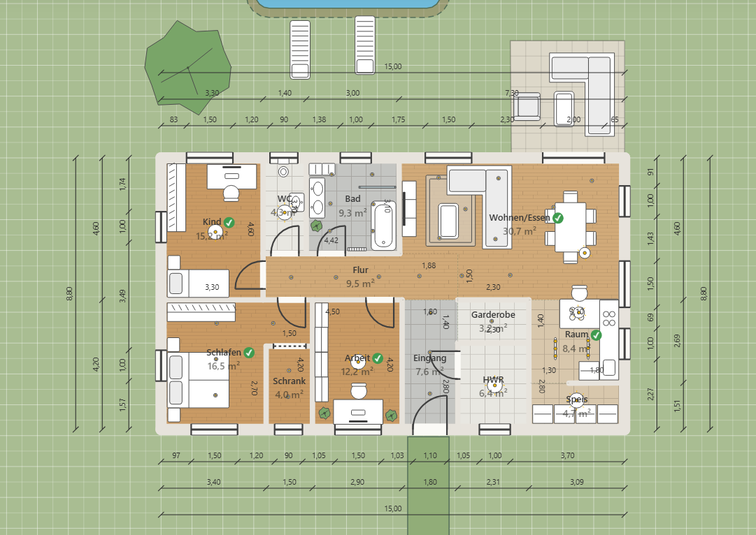 Bemaßter 2D-Grundriss des Beispiel-Bungalows mit Möblierung und Garten